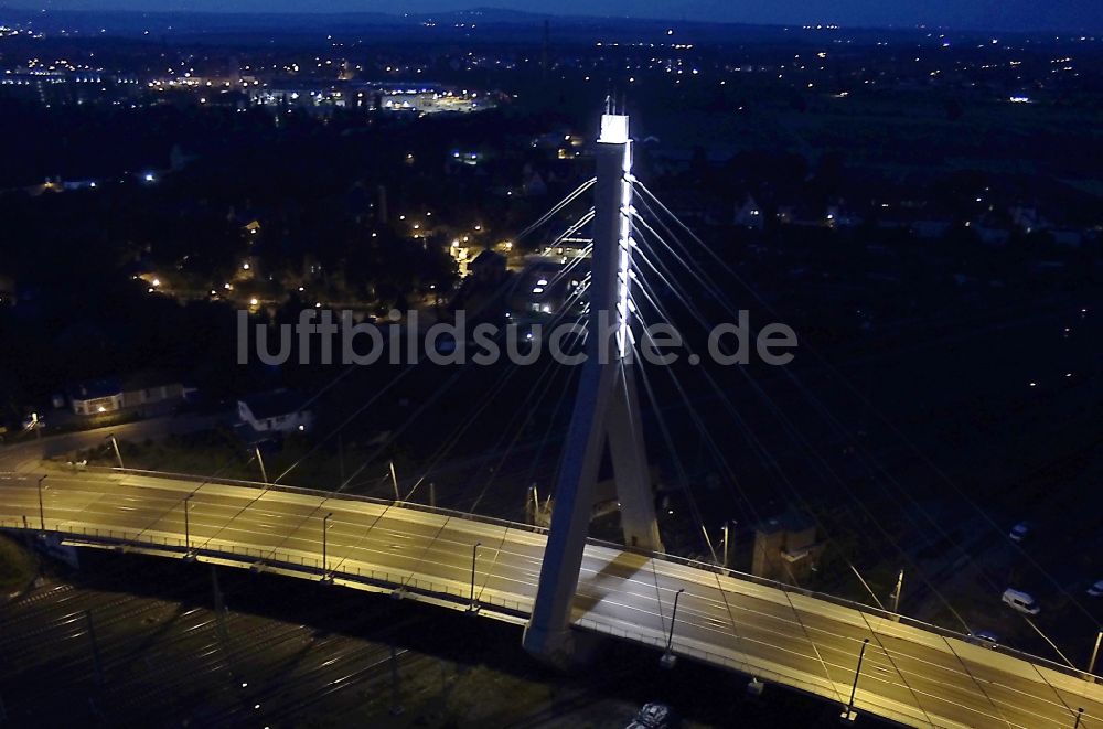 Nacht-Luftaufnahme Halle (Saale) - Nachtluftbild der Berliner Brücke in Halle (Saale) im Bundesland Sachsen-Anhalt