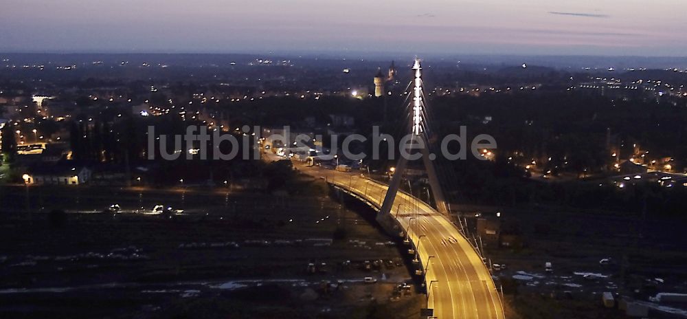 Nachtluftbild Halle (Saale) - Nachtluftbild der Berliner Brücke in Halle (Saale) im Bundesland Sachsen-Anhalt