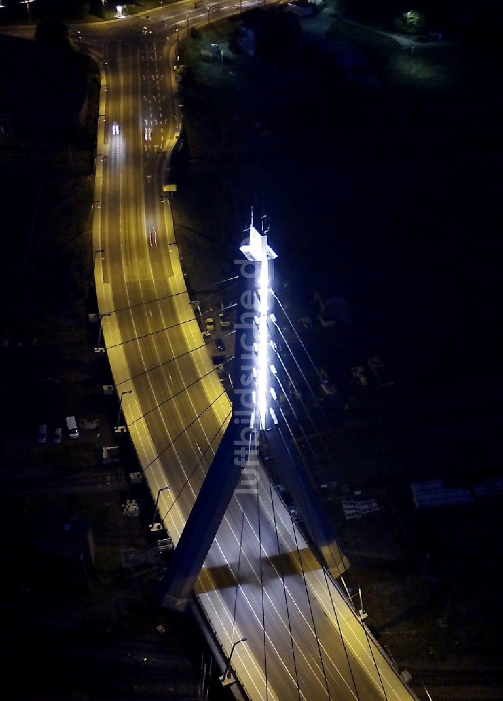 Nachtluftbild Halle (Saale) - Nachtluftbild der Berliner Brücke in Halle (Saale) im Bundesland Sachsen-Anhalt