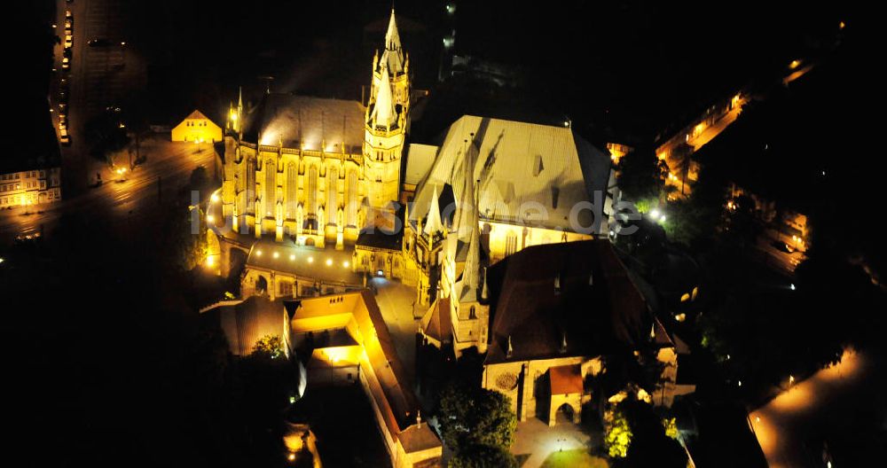 Erfurt bei Nacht aus der Vogelperspektive: Der Domberg in Erfurt bei Nacht