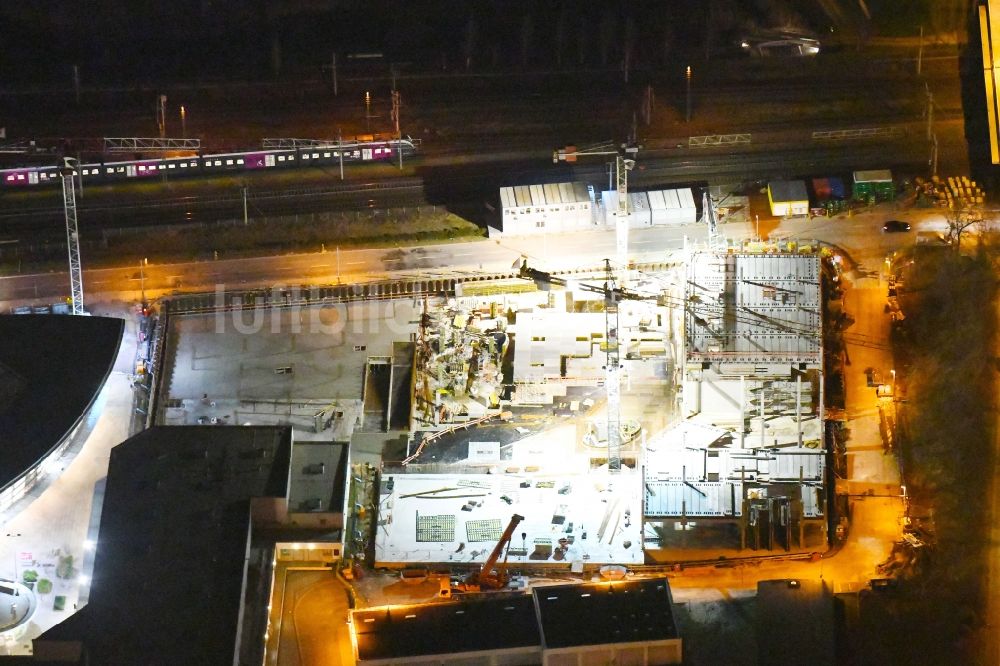 Wolfsburg bei Nacht aus der Vogelperspektive: Nachtluftbild der Erweiterungs- Baustelle am Gebäudekomplex des Einkaufszentrum Designer Outlets Wolfsburg An der Vorburg in Wolfsburg im Bundesland Niedersachsen, Deutschland