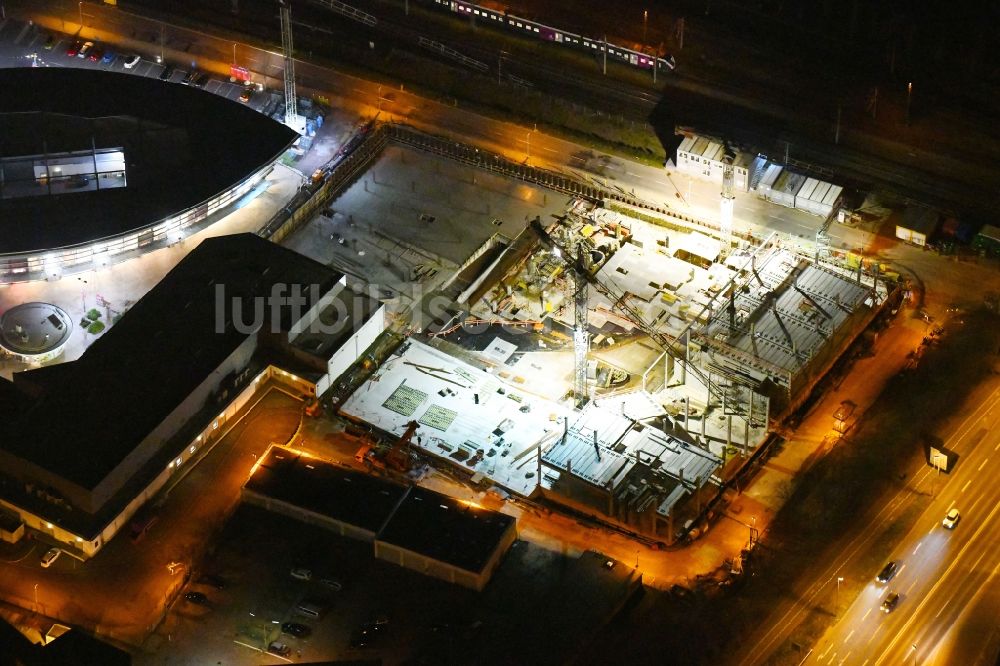 Wolfsburg bei Nacht aus der Vogelperspektive: Nachtluftbild der Erweiterungs- Baustelle am Gebäudekomplex des Einkaufszentrum Designer Outlets Wolfsburg An der Vorburg in Wolfsburg im Bundesland Niedersachsen, Deutschland