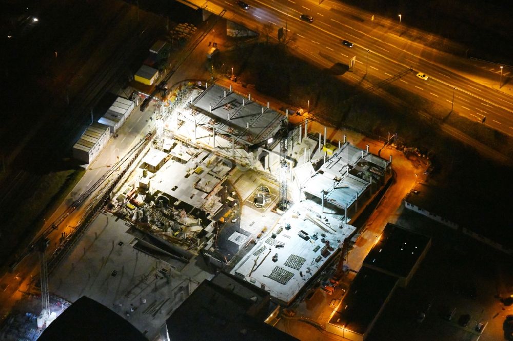 Nacht-Luftaufnahme Wolfsburg - Nachtluftbild der Erweiterungs- Baustelle am Gebäudekomplex des Einkaufszentrum Designer Outlets Wolfsburg An der Vorburg in Wolfsburg im Bundesland Niedersachsen, Deutschland