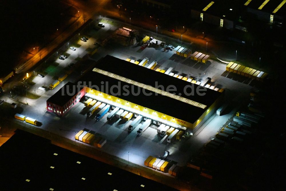 Erfurt bei Nacht aus der Vogelperspektive: Nachtluftbild der Fließbandstrecke der Belade- Verladestation für Pakete der DHL in Erfurt im Bundesland Thüringen