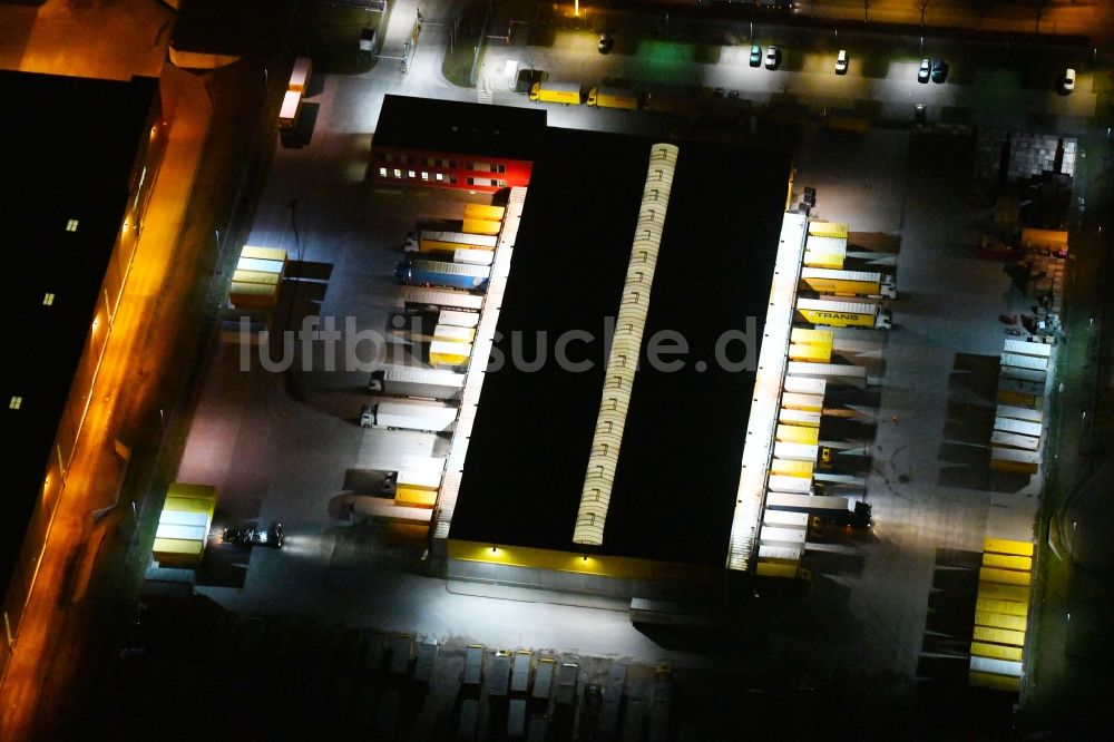 Erfurt bei Nacht von oben - Nachtluftbild der Fließbandstrecke der Belade- Verladestation für Pakete der DHL in Erfurt im Bundesland Thüringen