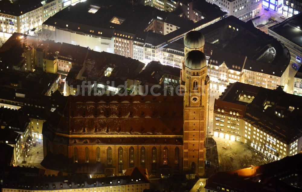 München bei Nacht aus der Vogelperspektive: Nachtluftbild der Frauen- Kirche am Neuen Rathaus im Zentrum der Landeshauptstadt München in Bayern