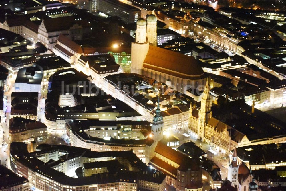 München bei Nacht von oben - Nachtluftbild der Frauen- Kirche am Neuen Rathaus im Zentrum der Landeshauptstadt München in Bayern