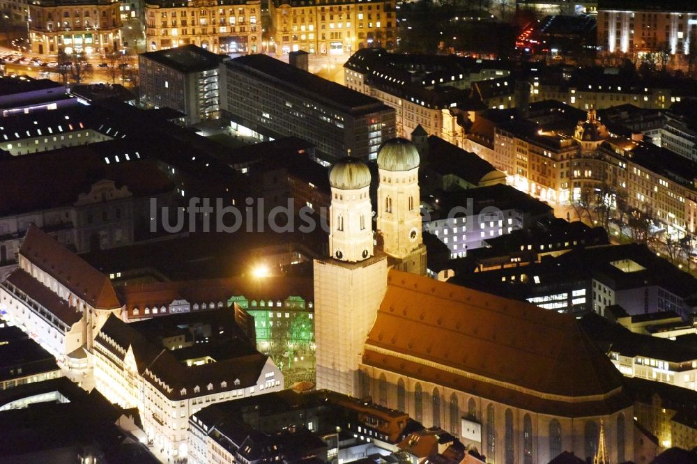 München bei Nacht aus der Vogelperspektive: Nachtluftbild der Frauen- Kirche am Neuen Rathaus im Zentrum der Landeshauptstadt München in Bayern