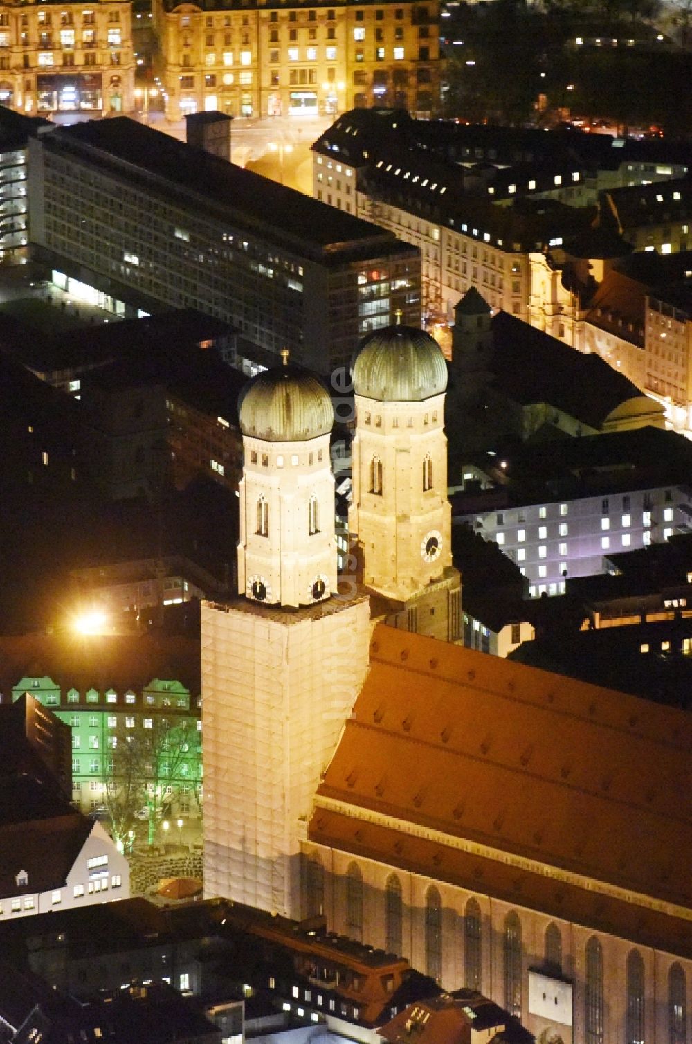 Nachtluftbild München - Nachtluftbild der Frauen- Kirche am Neuen Rathaus im Zentrum der Landeshauptstadt München in Bayern