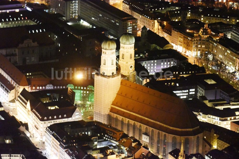 Nacht-Luftaufnahme München - Nachtluftbild der Frauen- Kirche am Neuen Rathaus im Zentrum der Landeshauptstadt München in Bayern