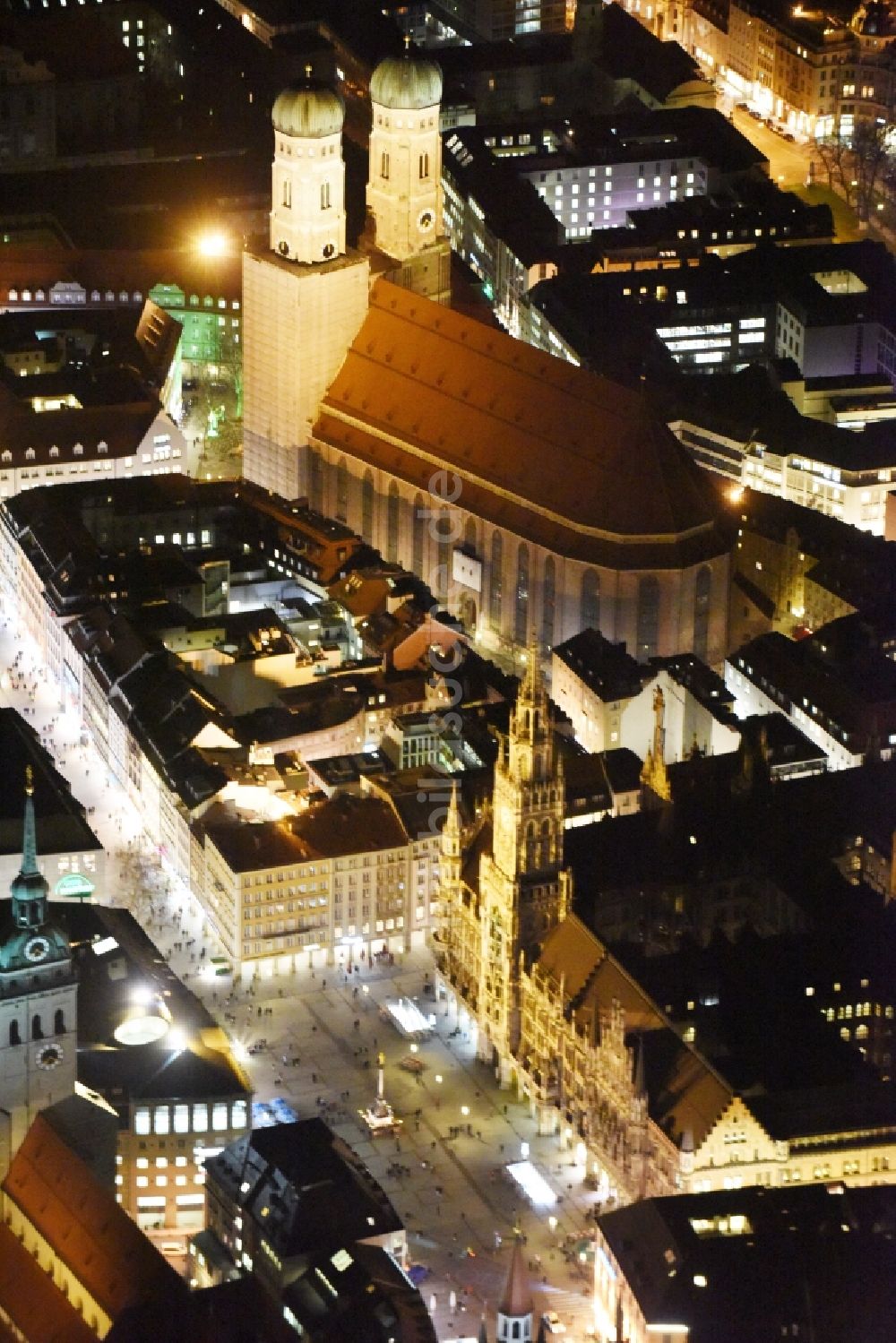 München bei Nacht von oben - Nachtluftbild der Frauen- Kirche am Neuen Rathaus im Zentrum der Landeshauptstadt München in Bayern