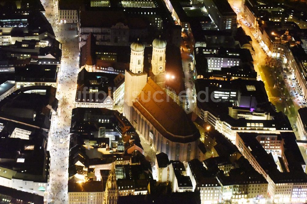 München bei Nacht aus der Vogelperspektive: Nachtluftbild der Frauen- Kirche am Neuen Rathaus im Zentrum der Landeshauptstadt München in Bayern