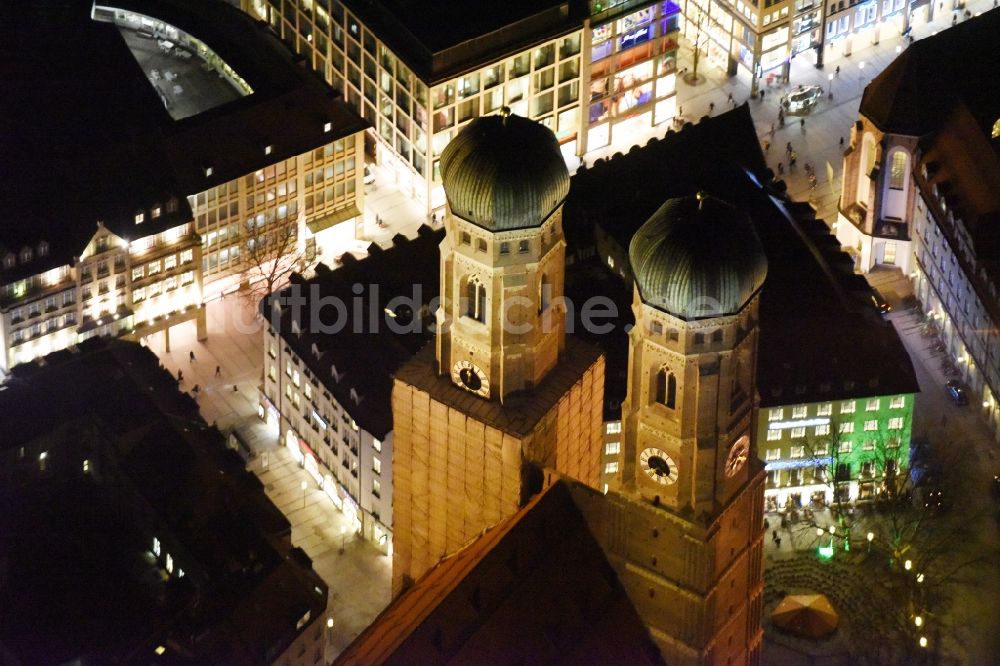 Nachtluftbild München - Nachtluftbild der Frauen- Kirche am Neuen Rathaus im Zentrum der Landeshauptstadt München in Bayern