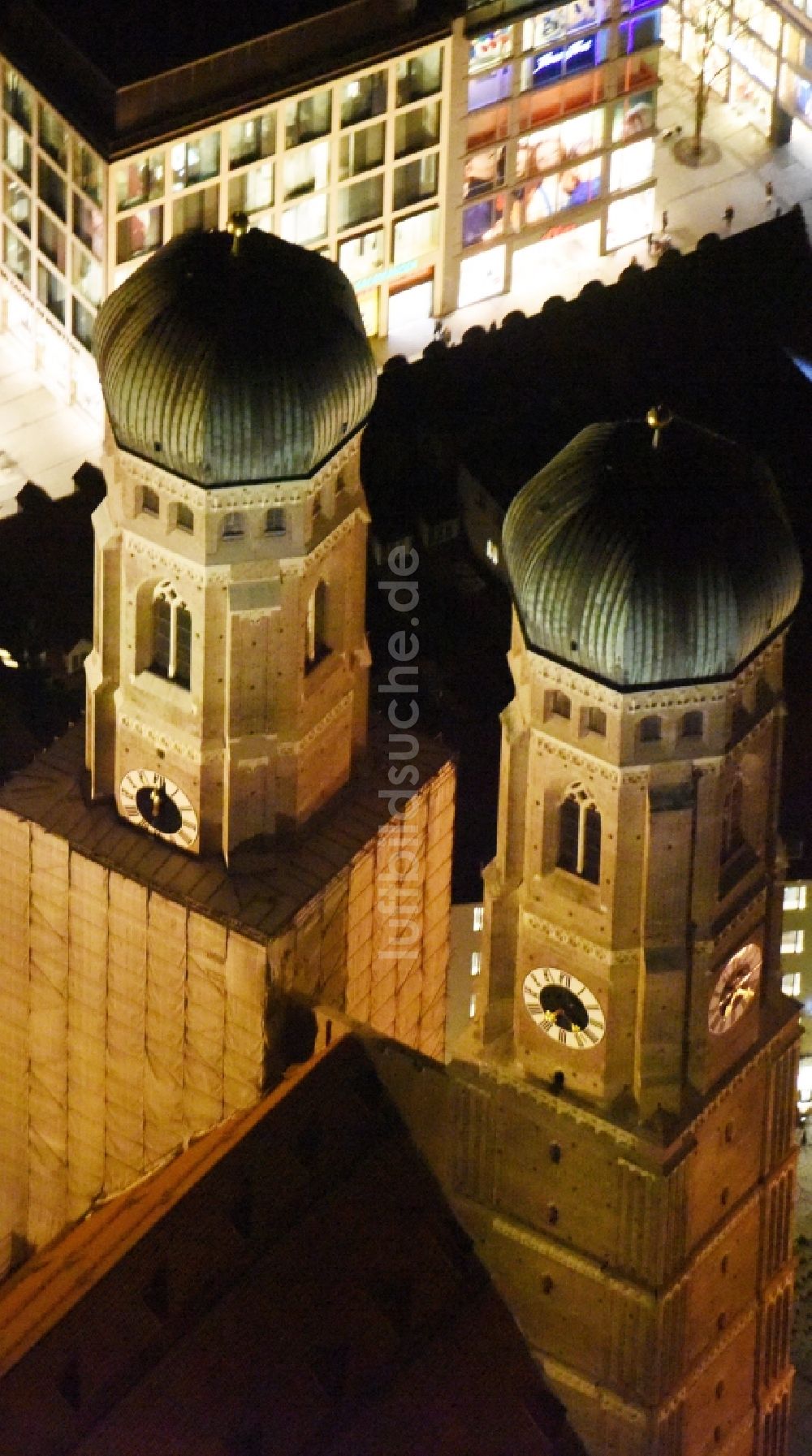 Nacht-Luftaufnahme München - Nachtluftbild der Frauen- Kirche am Neuen Rathaus im Zentrum der Landeshauptstadt München in Bayern