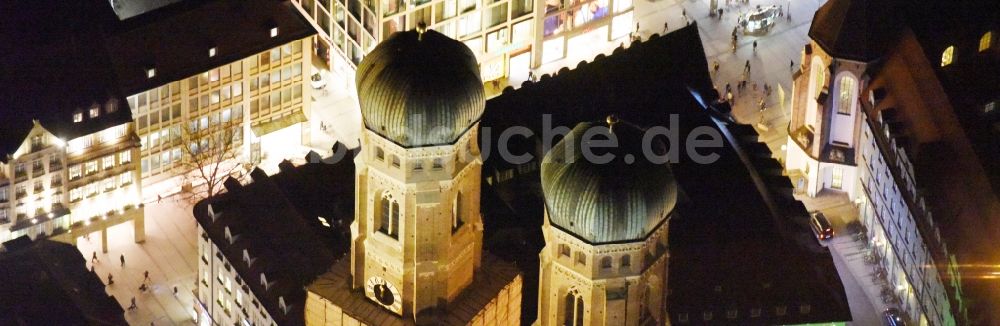 München bei Nacht von oben - Nachtluftbild der Frauen- Kirche am Neuen Rathaus im Zentrum der Landeshauptstadt München in Bayern