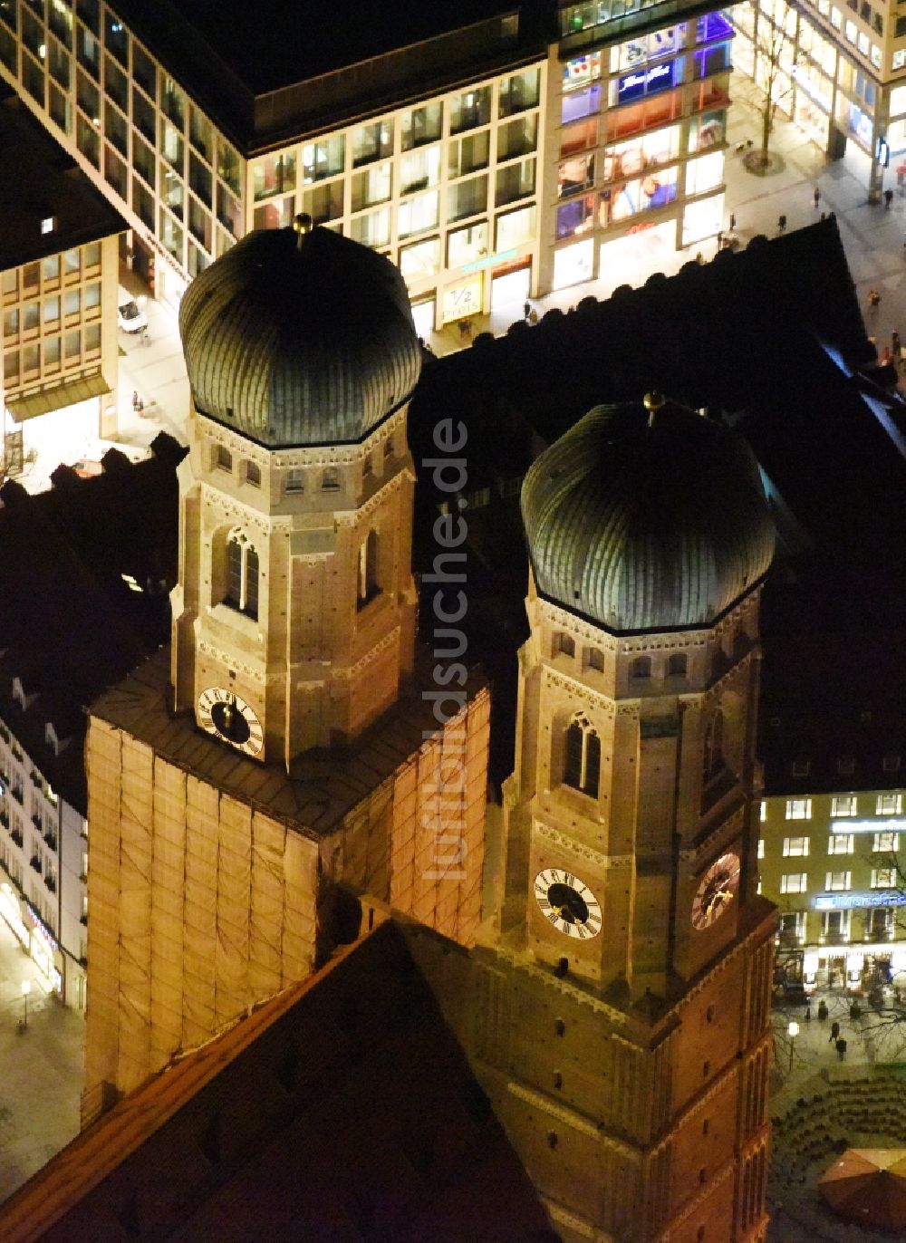 München bei Nacht aus der Vogelperspektive: Nachtluftbild der Frauen- Kirche am Neuen Rathaus im Zentrum der Landeshauptstadt München in Bayern