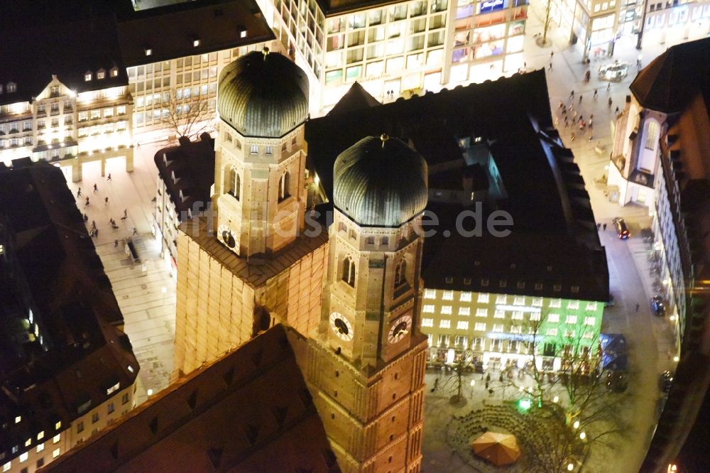 Nachtluftbild München - Nachtluftbild der Frauen- Kirche am Neuen Rathaus im Zentrum der Landeshauptstadt München in Bayern