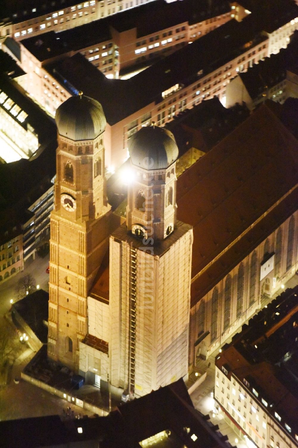 Nacht-Luftaufnahme München - Nachtluftbild der Frauen- Kirche am Neuen Rathaus im Zentrum der Landeshauptstadt München in Bayern