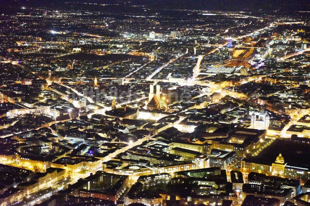 Nachtluftbild München - Nachtluftbild der Frauen- Kirche am Neuen Rathaus im Zentrum der Landeshauptstadt München in Bayern