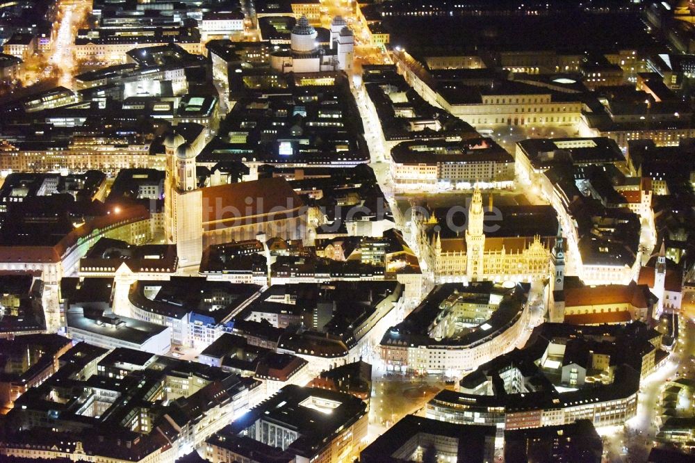 Nacht-Luftaufnahme München - Nachtluftbild der Frauen- Kirche am Neuen Rathaus im Zentrum der Landeshauptstadt München in Bayern