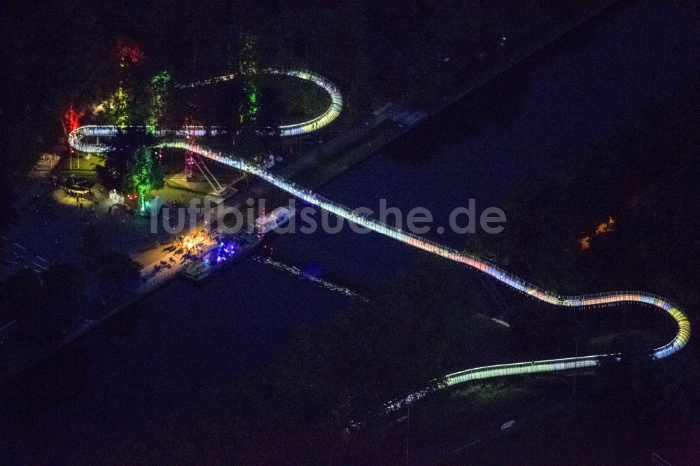 Oberhausen bei Nacht von oben - Nachtluftbild der Fußgängerbrücke über den Rhein- Herne Kanal in Oberhausen im Bundesland Nordrhein-Westfalen