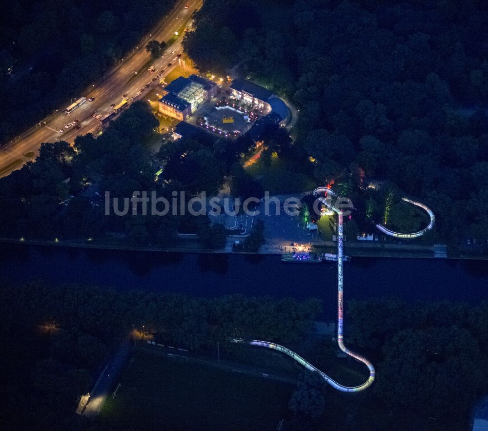 Oberhausen bei Nacht aus der Vogelperspektive: Nachtluftbild der Fußgängerbrücke über den Rhein- Herne Kanal in Oberhausen im Bundesland Nordrhein-Westfalen