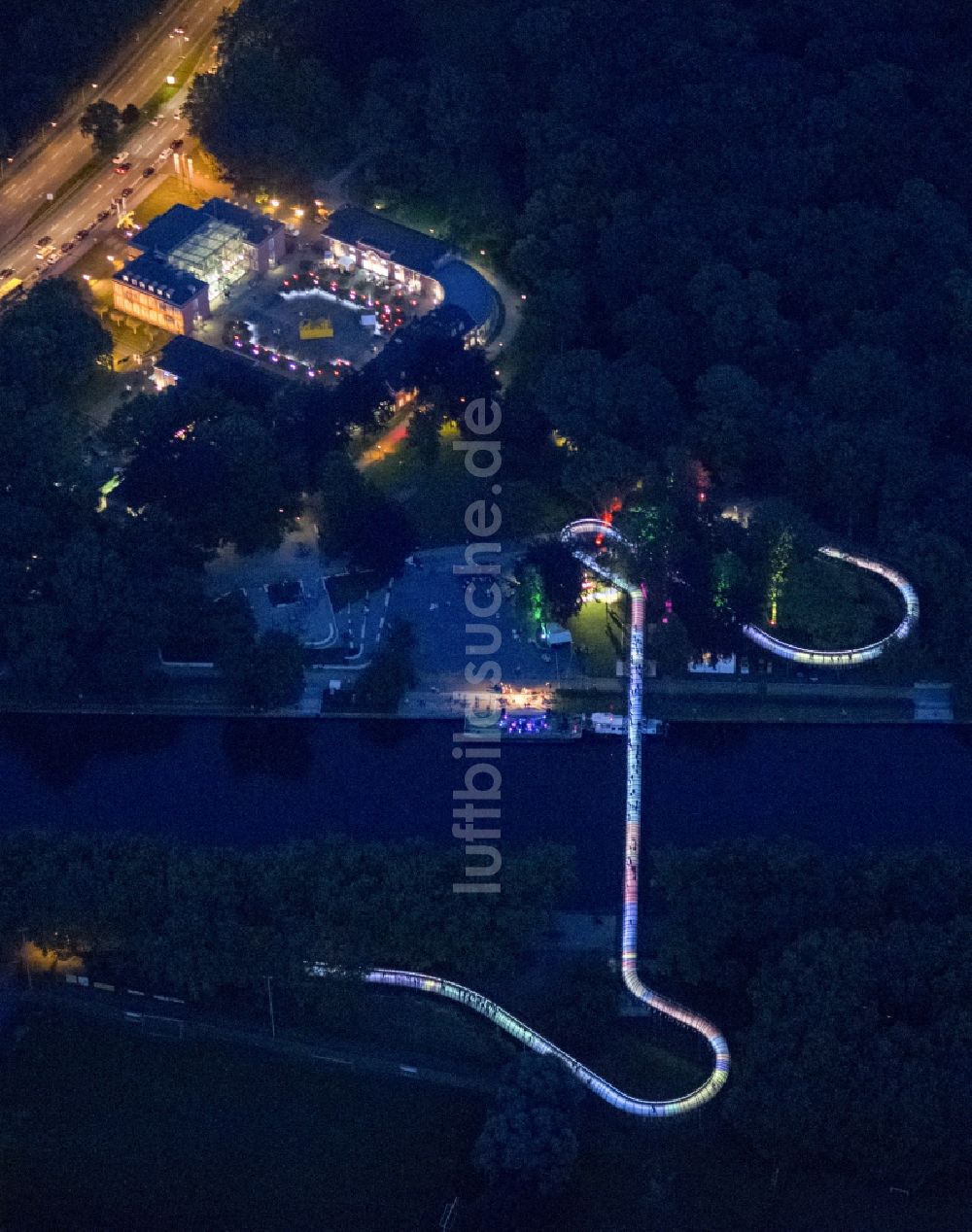 Nachtluftbild Oberhausen - Nachtluftbild der Fußgängerbrücke über den Rhein- Herne Kanal in Oberhausen im Bundesland Nordrhein-Westfalen