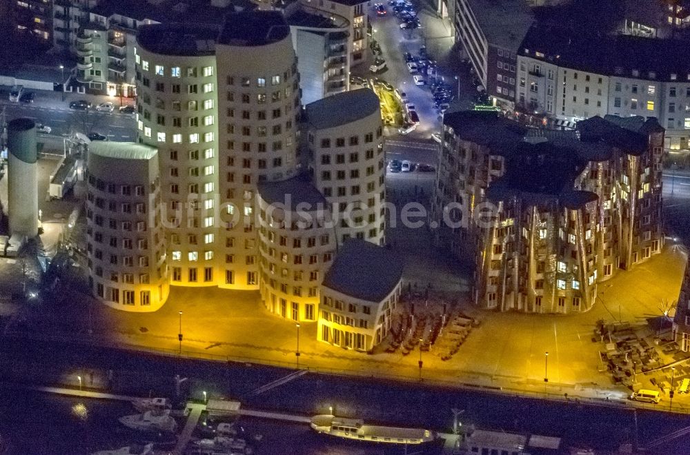 Duesseldorf bei Nacht aus der Vogelperspektive: Nachtluftbild der Gehry Bauten am Ufer des Medienhafen in Duesseldorf