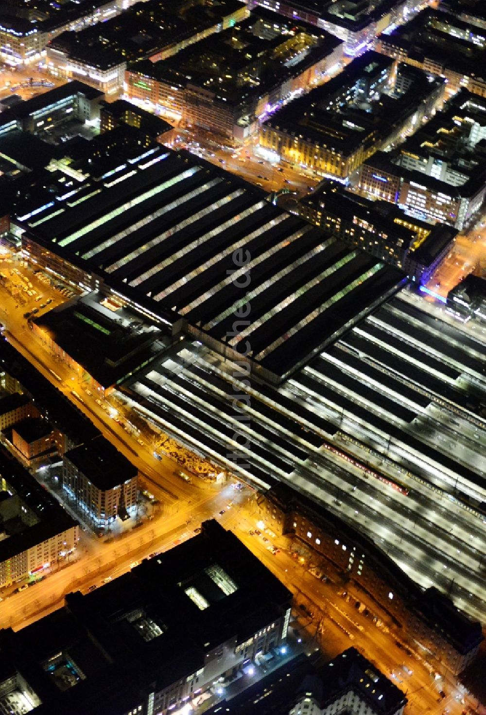 München bei Nacht von oben - Nachtluftbild der Gleise und Schienenstränge am Hauptbahnhof der Stadt München im Bundesland Bayern