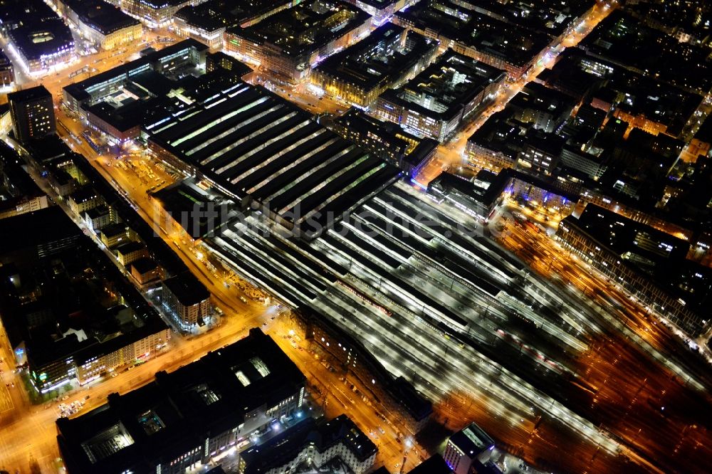 München bei Nacht aus der Vogelperspektive: Nachtluftbild der Gleise und Schienenstränge am Hauptbahnhof der Stadt München im Bundesland Bayern