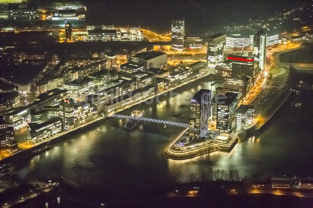 Nacht-Luftaufnahme Düsseldorf - Nachtluftbild der Hafenspitze im Stadtteil Medienhafen in Düsseldorf im Bundesland Nordrhein-Westfalen NRW