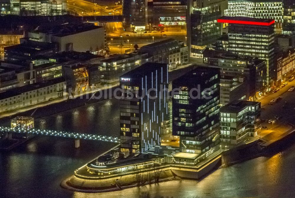 Nacht-Luftaufnahme Düsseldorf - Nachtluftbild der Hafenspitze im Stadtteil Medienhafen in Düsseldorf im Bundesland Nordrhein-Westfalen NRW