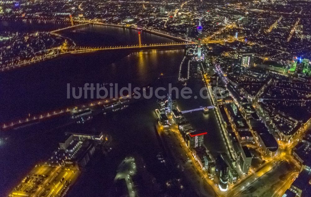 Düsseldorf bei Nacht von oben - Nachtluftbild der Hafenspitze im Stadtteil Medienhafen in Düsseldorf im Bundesland Nordrhein-Westfalen NRW