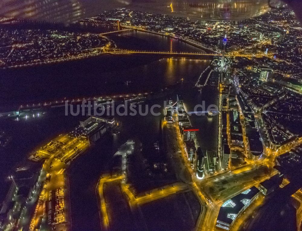 Düsseldorf bei Nacht aus der Vogelperspektive: Nachtluftbild der Hafenspitze im Stadtteil Medienhafen in Düsseldorf im Bundesland Nordrhein-Westfalen NRW