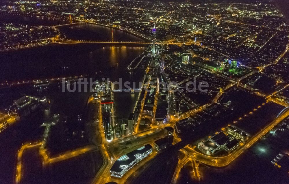 Nachtluftbild Düsseldorf - Nachtluftbild der Hafenspitze im Stadtteil Medienhafen in Düsseldorf im Bundesland Nordrhein-Westfalen NRW