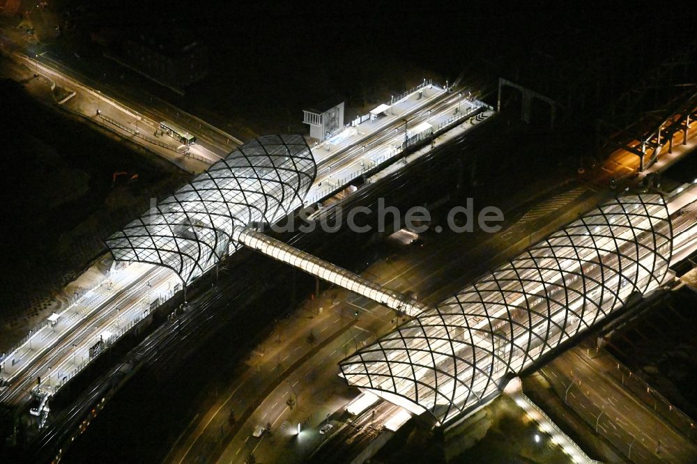 Nachtluftbild Hamburg - Nachtluftbild der Haltestelle Elbbrücken der U-Bahn an der Zweibrückenstraße in Hamburg, Deutschland