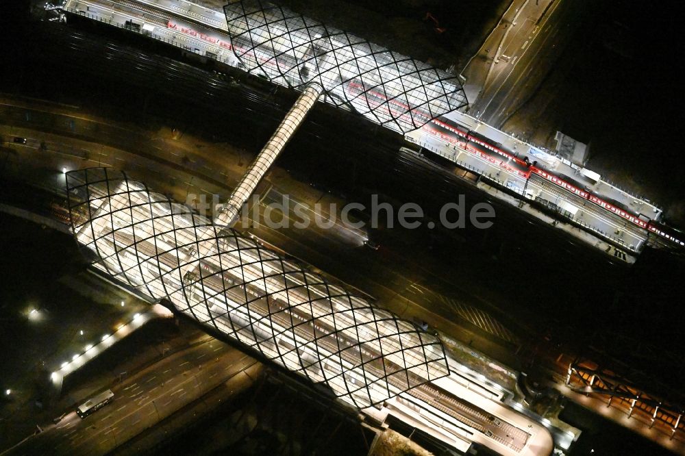 Nacht-Luftaufnahme Hamburg - Nachtluftbild der Haltestelle Elbbrücken der U-Bahn an der Zweibrückenstraße in Hamburg, Deutschland