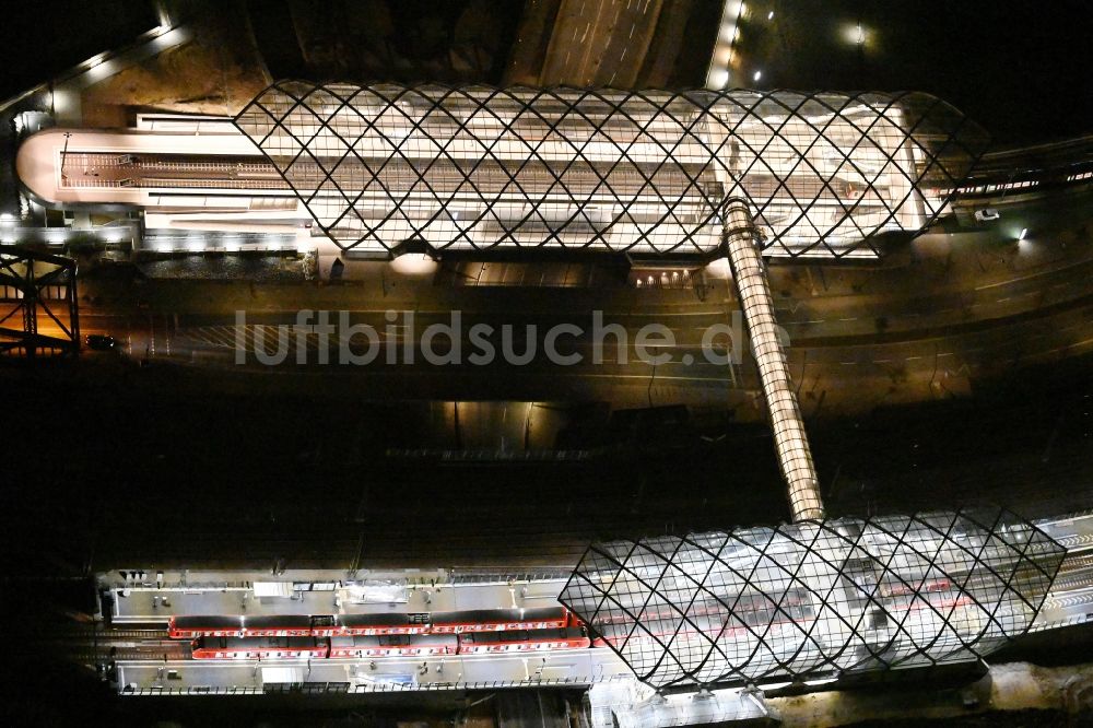 Hamburg bei Nacht aus der Vogelperspektive: Nachtluftbild der Haltestelle Elbbrücken der U-Bahn an der Zweibrückenstraße in Hamburg, Deutschland