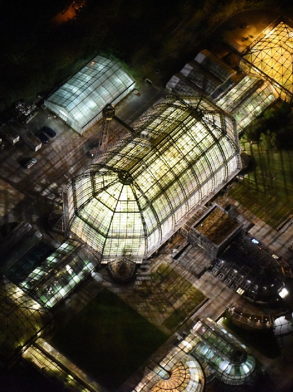 Berlin bei Nacht aus der Vogelperspektive: Nachtluftbild der Hauptgebäude und Gewächshäuser- Komplex im Botanischen Garten Berlin-Dahlem in Berlin