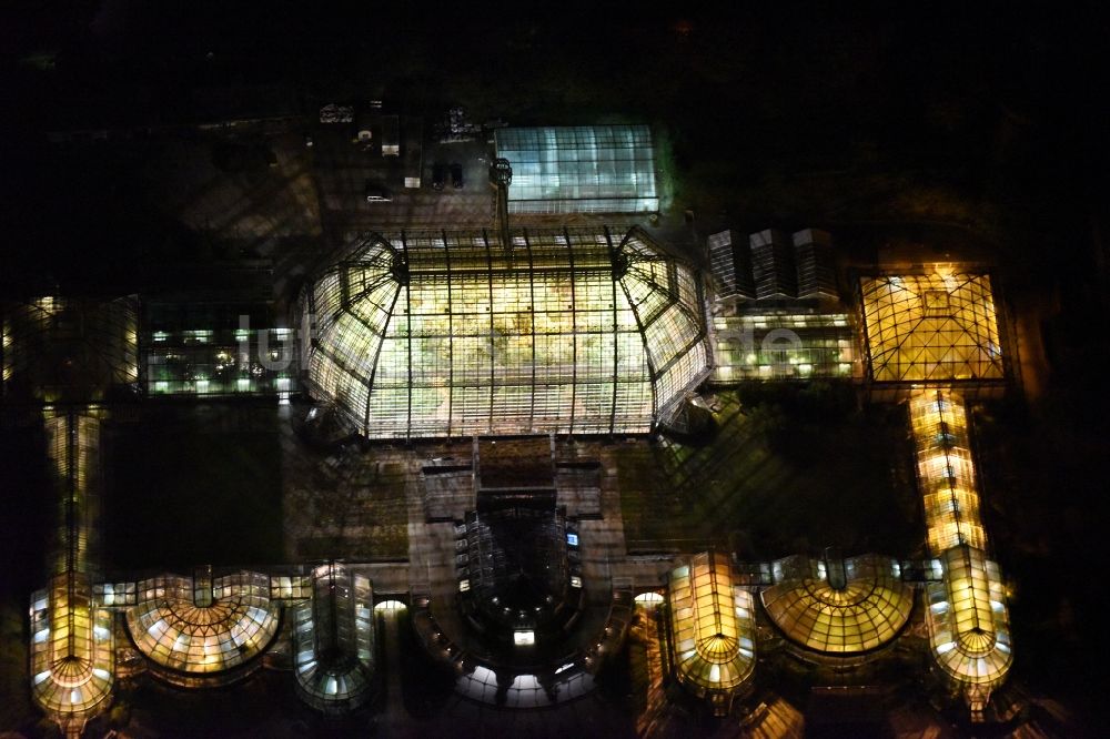 Nacht-Luftaufnahme Berlin - Nachtluftbild der Hauptgebäude und Gewächshäuser- Komplex im Botanischen Garten Berlin-Dahlem in Berlin