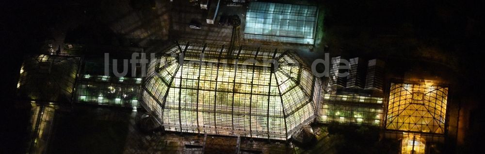 Nacht-Luftaufnahme Berlin - Nachtluftbild der Hauptgebäude und Gewächshäuser- Komplex im Botanischen Garten Berlin-Dahlem in Berlin