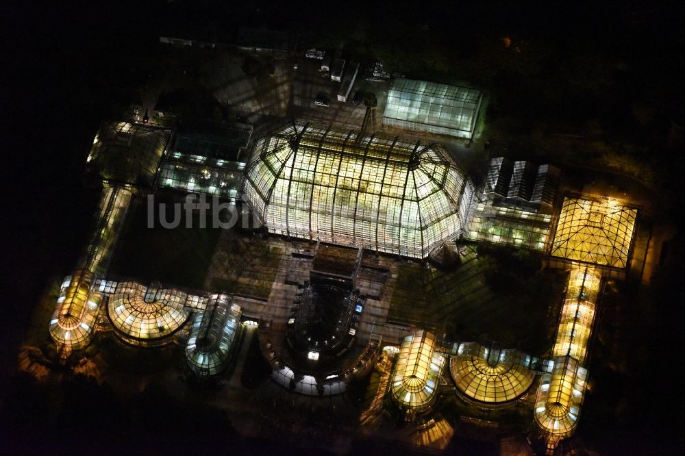 Berlin bei Nacht von oben - Nachtluftbild der Hauptgebäude und Gewächshäuser- Komplex im Botanischen Garten Berlin-Dahlem in Berlin