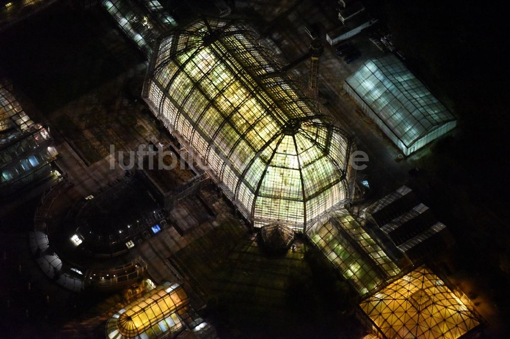 Berlin bei Nacht aus der Vogelperspektive: Nachtluftbild der Hauptgebäude und Gewächshäuser- Komplex im Botanischen Garten Berlin-Dahlem in Berlin