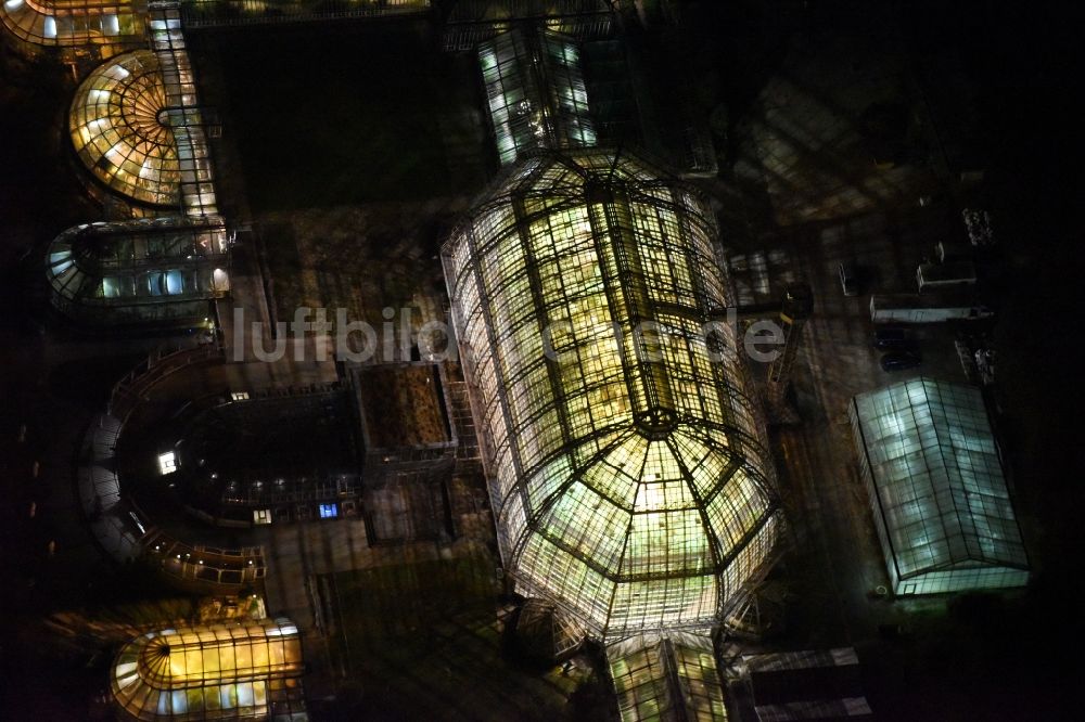 Nacht-Luftaufnahme Berlin - Nachtluftbild der Hauptgebäude und Gewächshäuser- Komplex im Botanischen Garten Berlin-Dahlem in Berlin