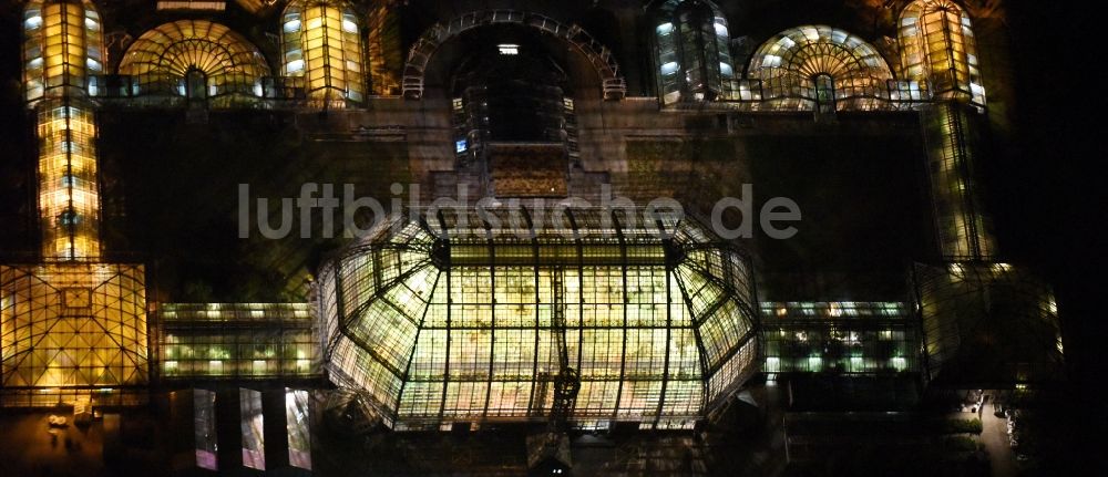 Berlin bei Nacht von oben - Nachtluftbild der Hauptgebäude und Gewächshäuser- Komplex im Botanischen Garten Berlin-Dahlem in Berlin