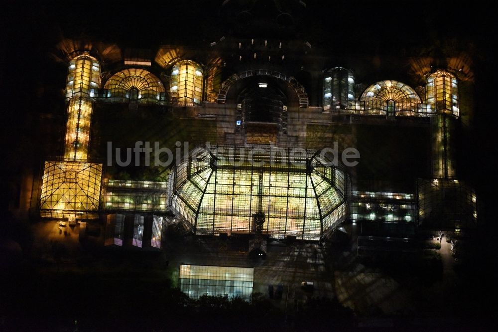 Berlin bei Nacht aus der Vogelperspektive: Nachtluftbild der Hauptgebäude und Gewächshäuser- Komplex im Botanischen Garten Berlin-Dahlem in Berlin