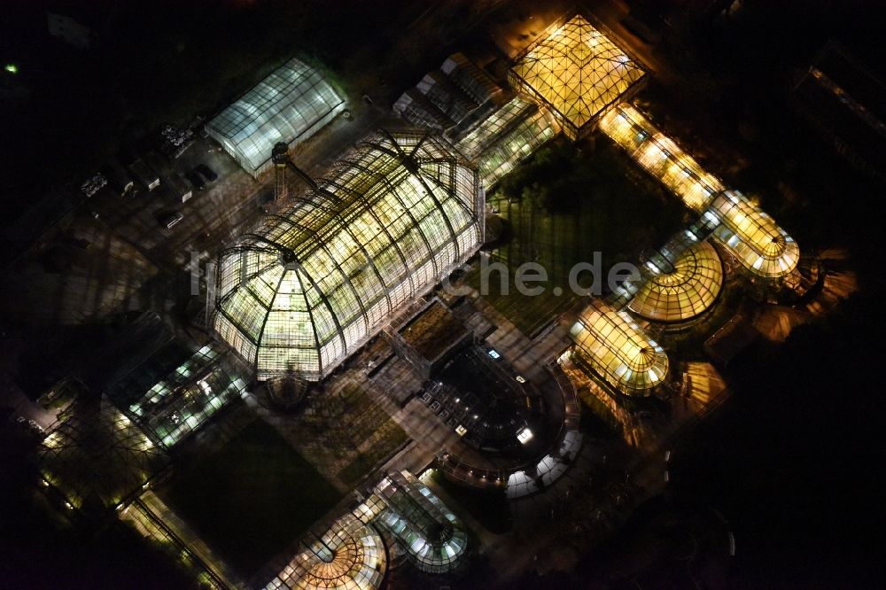 Berlin bei Nacht aus der Vogelperspektive: Nachtluftbild der Hauptgebäude und Gewächshäuser- Komplex im Botanischen Garten Berlin-Dahlem in Berlin