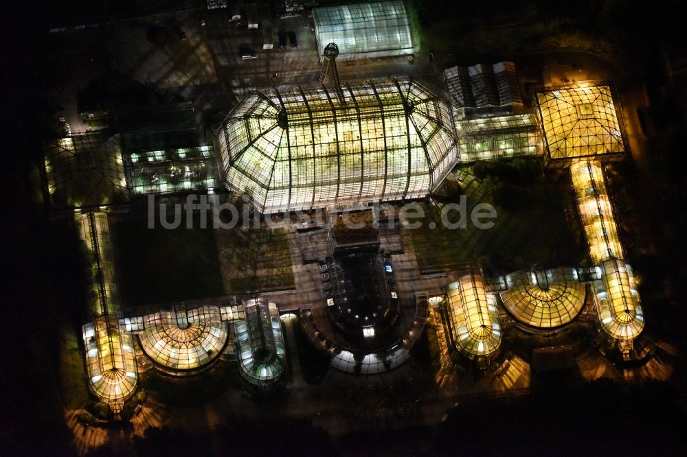 Nachtluftbild Berlin - Nachtluftbild der Hauptgebäude und Gewächshäuser- Komplex im Botanischen Garten Berlin-Dahlem in Berlin