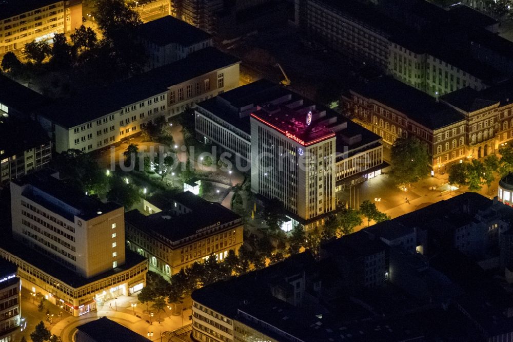 Nacht-Luftaufnahme Duisburg - Nachtluftbild der Innenstadt von Duisburg im Bundesland Nordrhein-Westfalen