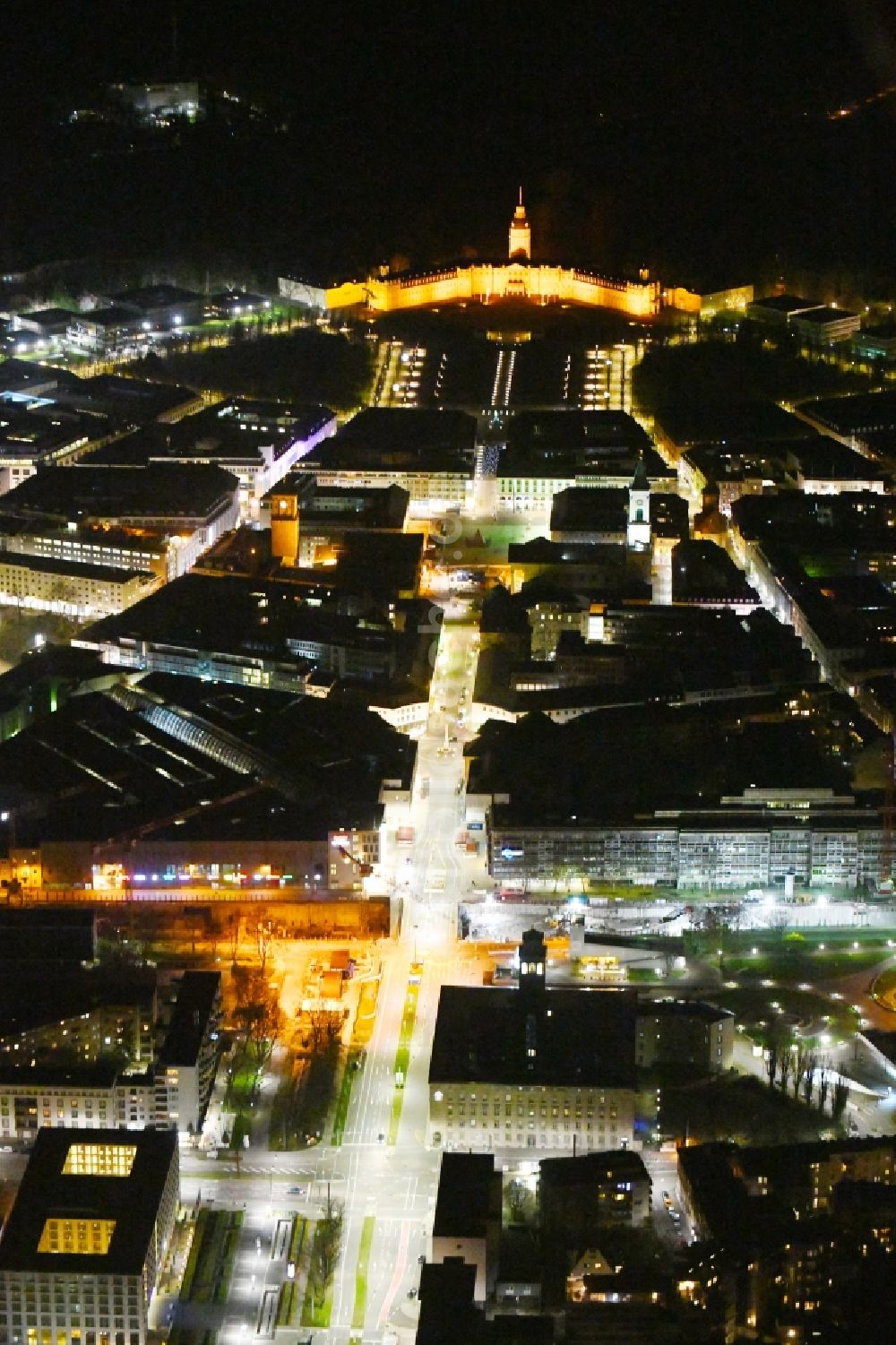 Nachtluftbild Karlsruhe - Nachtluftbild der Innenstadt mit Schlossgarten und Schloss in Karlsruhe im Bundesland Baden-Württemberg, Deutschland